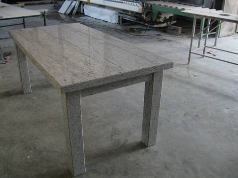 Tavolo assemblato in granito